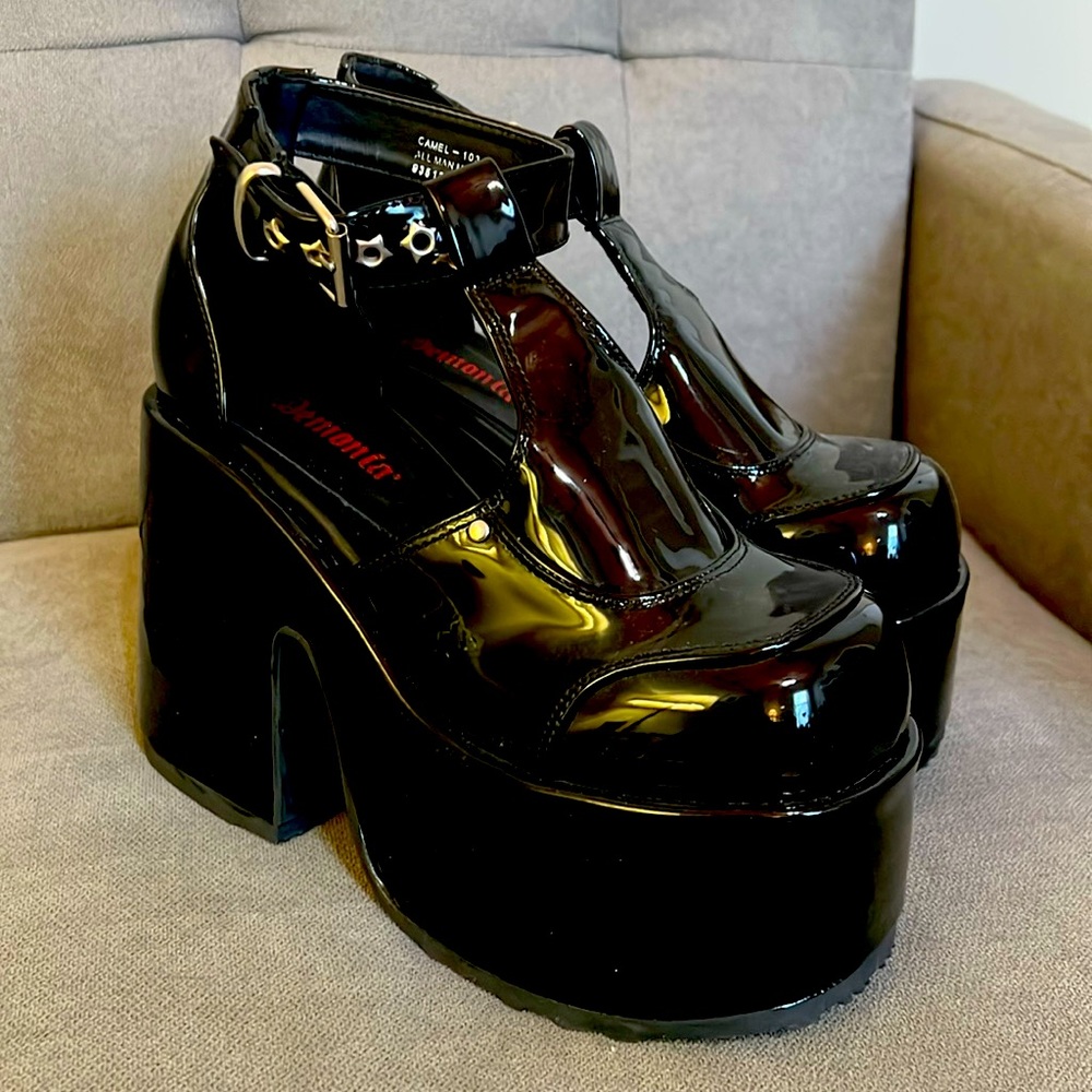 Brand New Demonia Camel-103 size 9